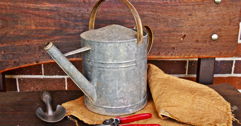 Outils et plan de potager en carré DIY